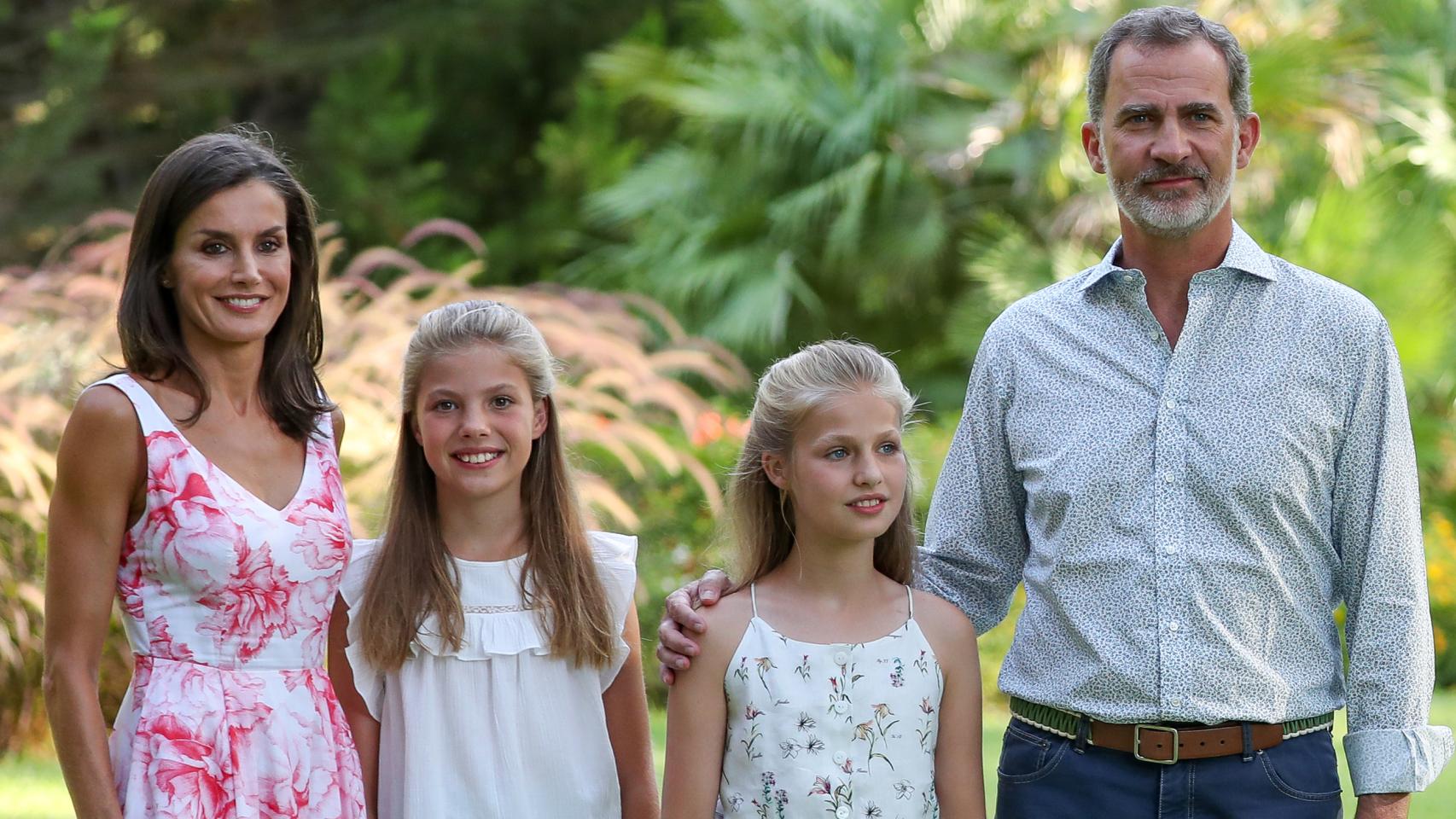 La Familia Real en los jardines de Marivent en el verano de 2019.