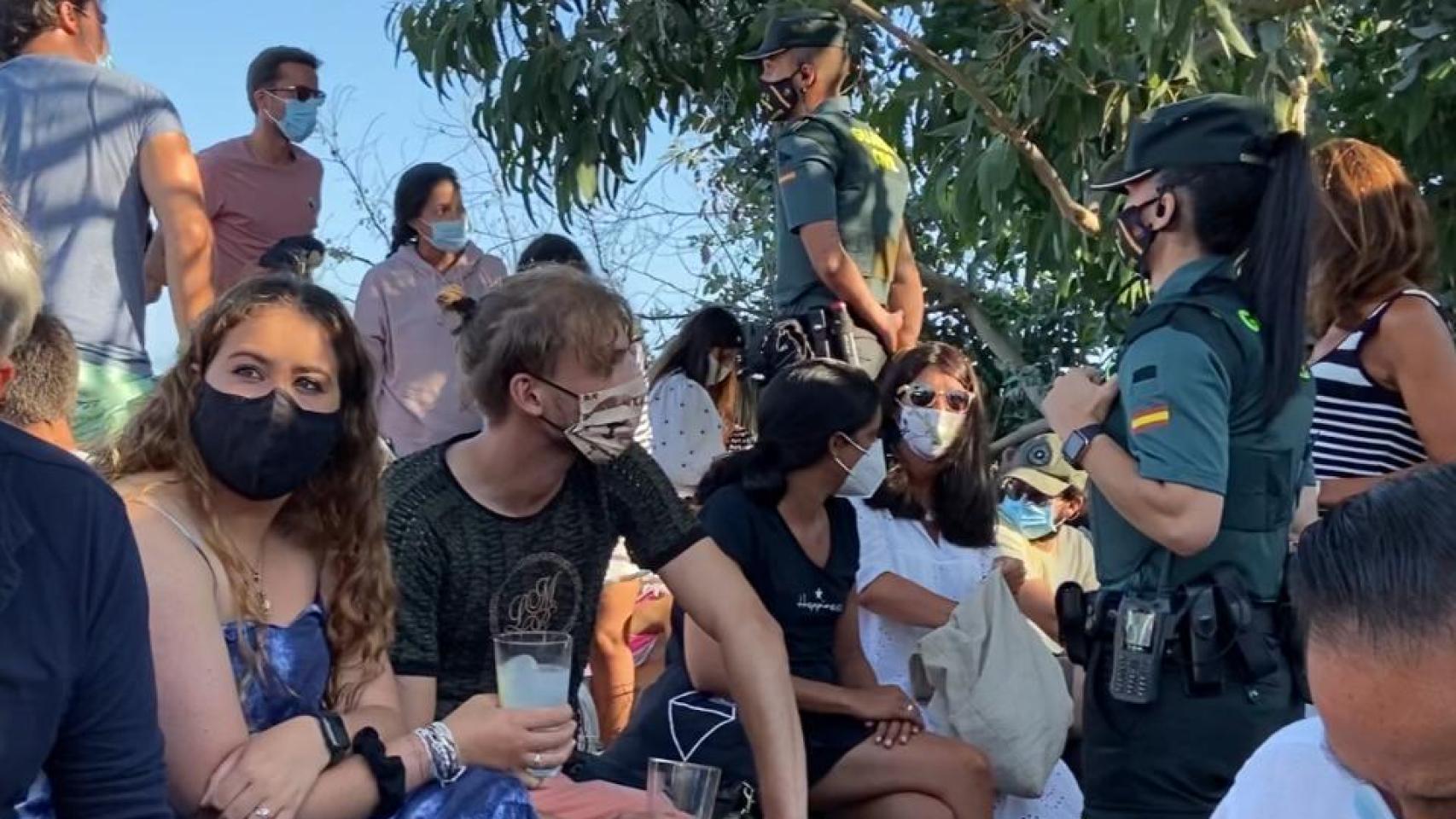 La Guardia Civil interviene en un concierto de Iván Ferreiro y desaloja la playa