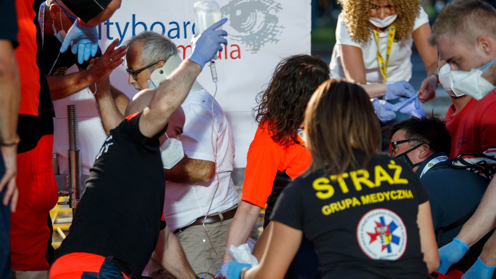 Los servicios médicos intervienen a Fabio Jakobsen tras la caída en el Tour de Polonia
