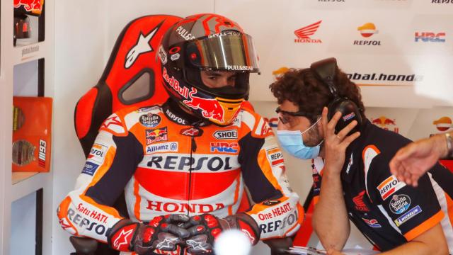 Marc Márquez junto a su equipo en el box de Repsol Honda