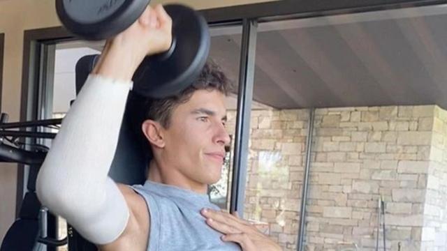 Marc Márquez ejercita su brazo derecho en el gimnasio instalado en su casa de Cervera, el pasado domingo.