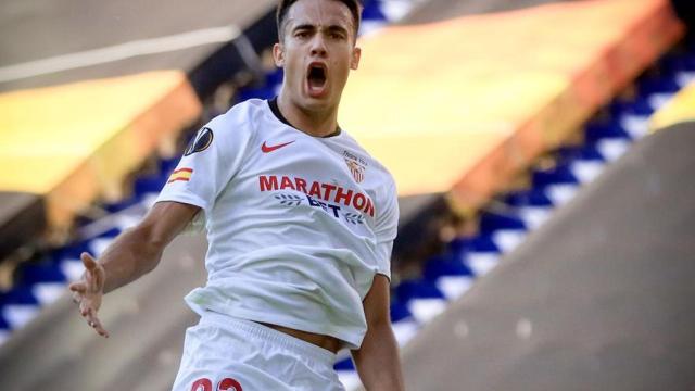 Sergio Reguilón celebra su gol con el Sevilla ante la Roma en la Europa League