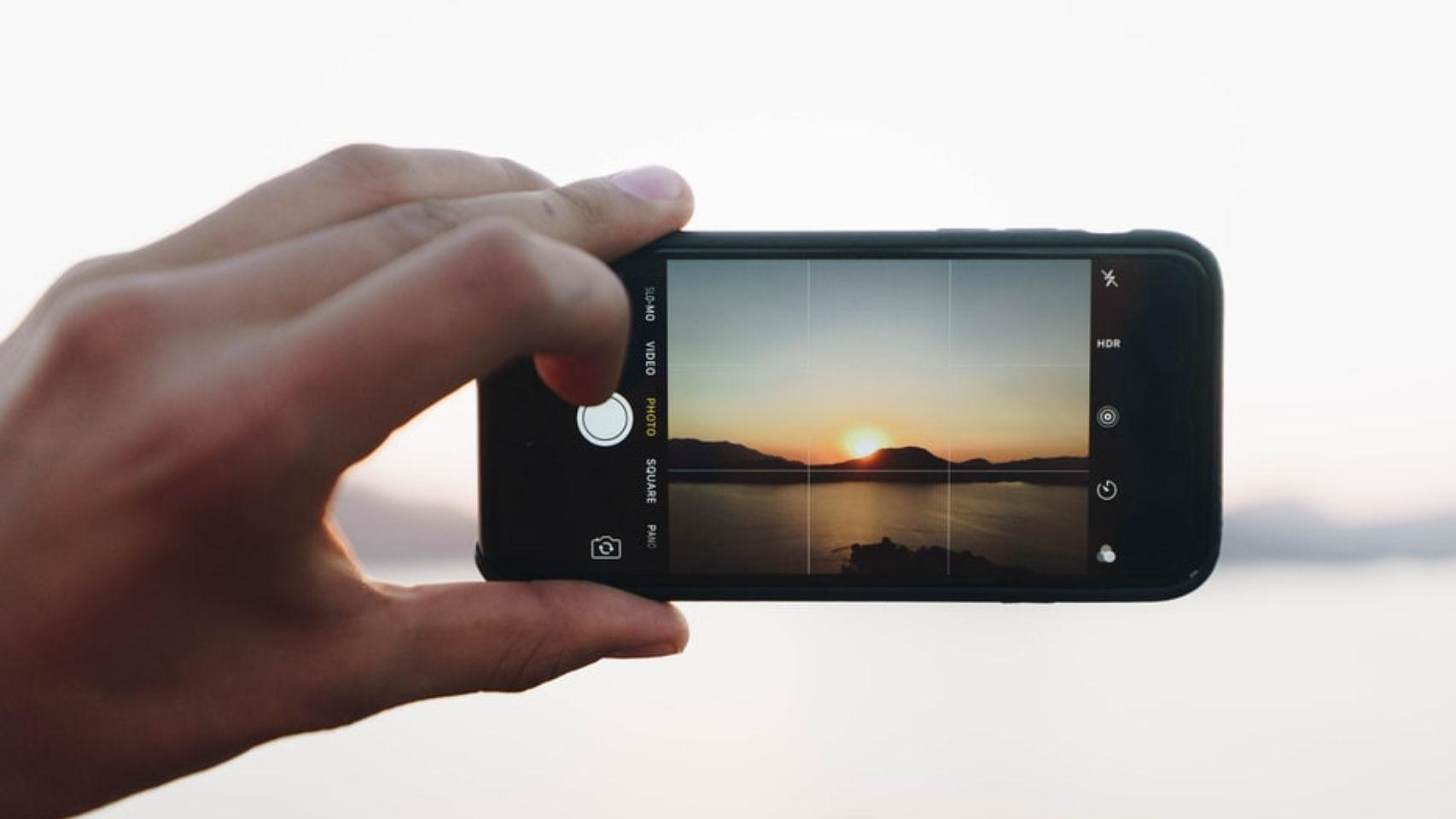 Haciendo una fotografía con el móvil.