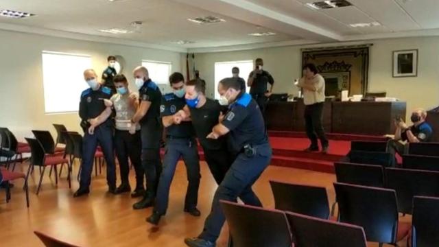 Policías locales de Sada probando las pistolas táser