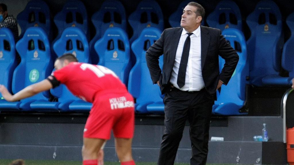 Sandoval da órdenes a los jugadores del Fuenlabrada