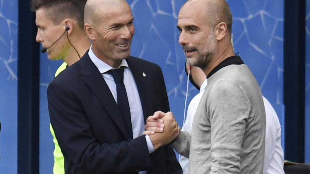 Zinedine Zidane y Pep Guardiola se saludan antes del inicio del partido