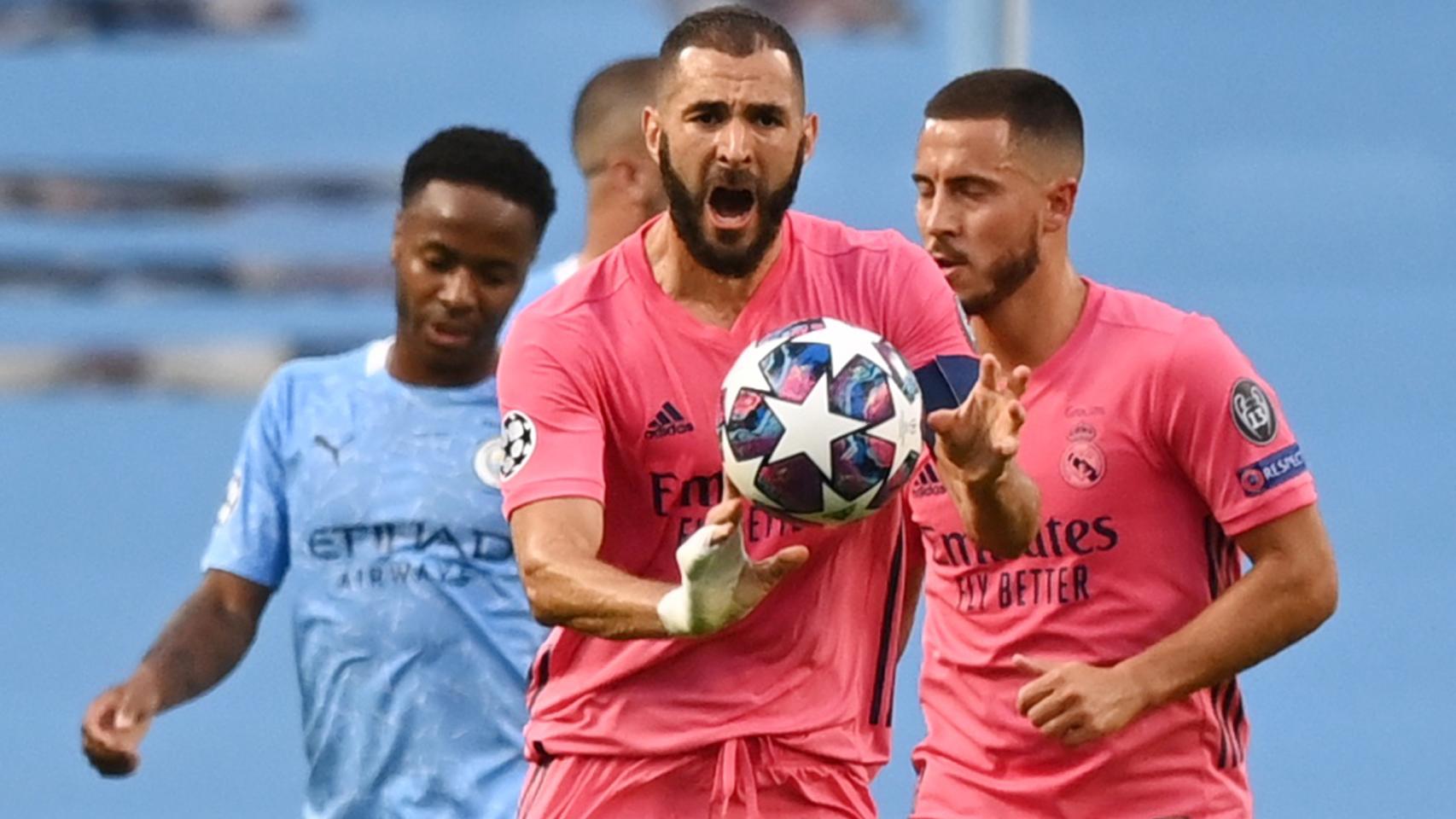 Benzema recoge el balón tras marcar y lo lleva hasta el medio campo