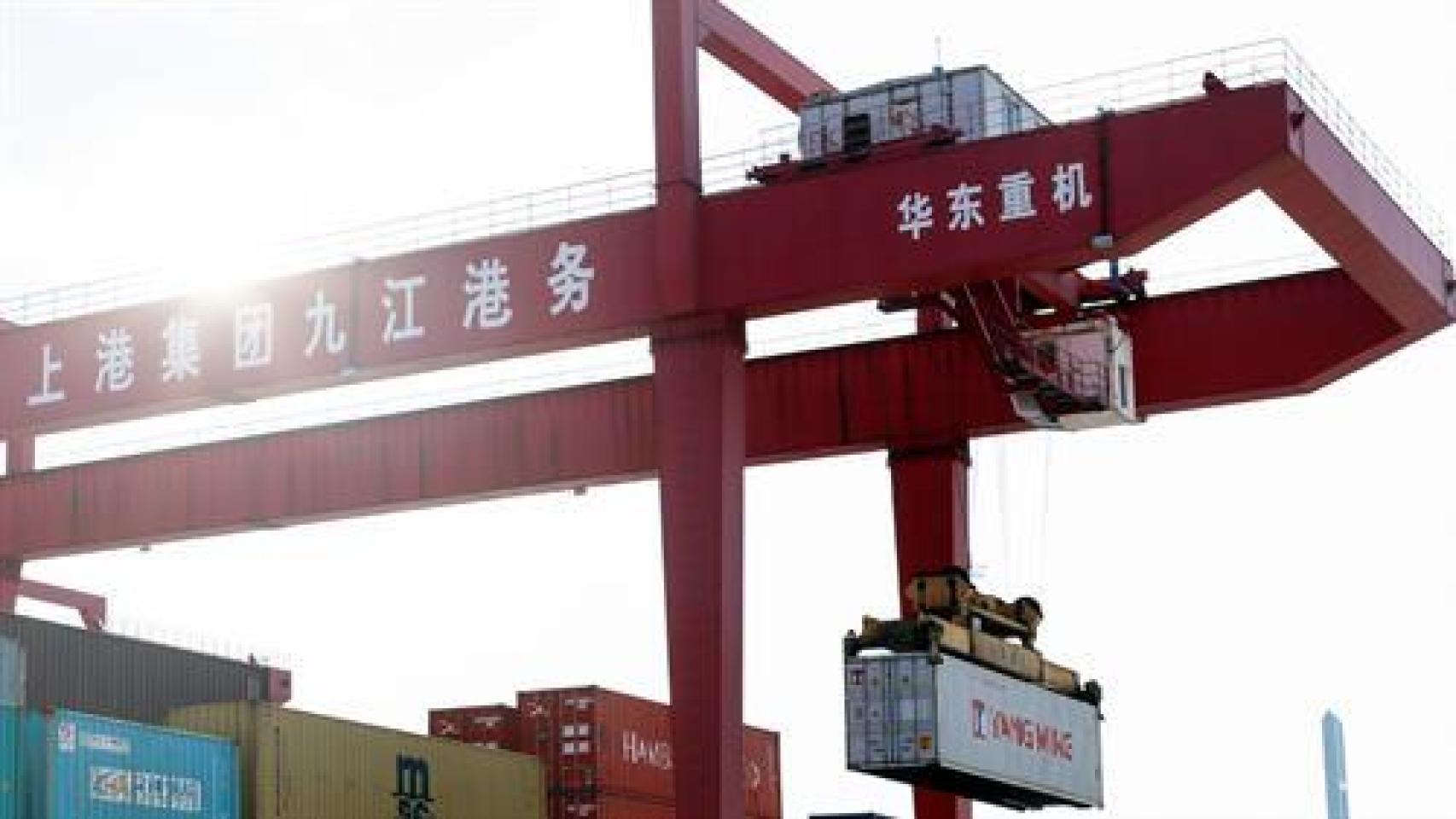 Un portacontenedores en un puerto en China.