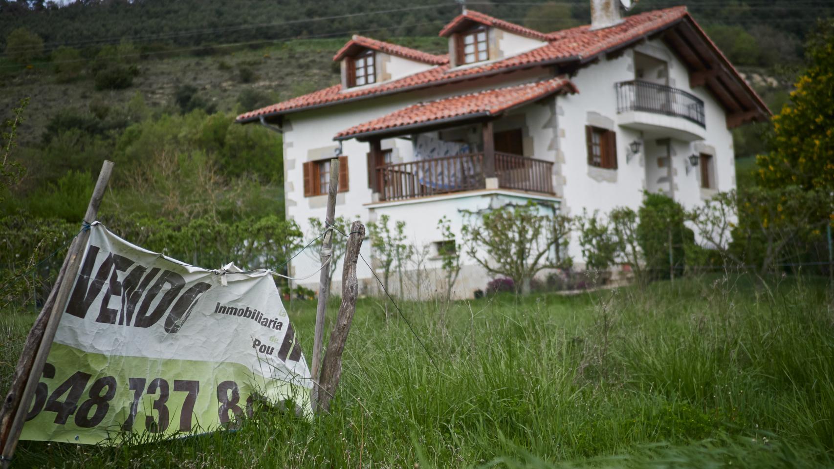 Cartel de se vende en una vivienda de Navarra.