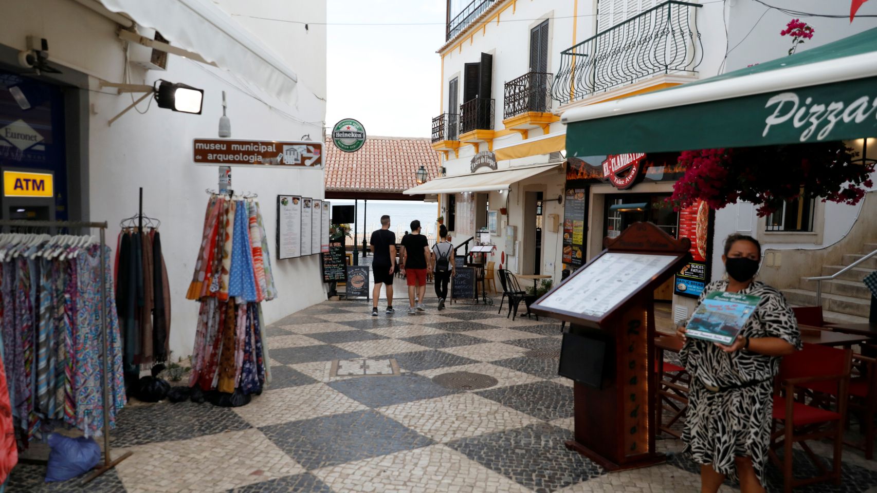 Así está el centro de Albufeira en Portugal este verano.