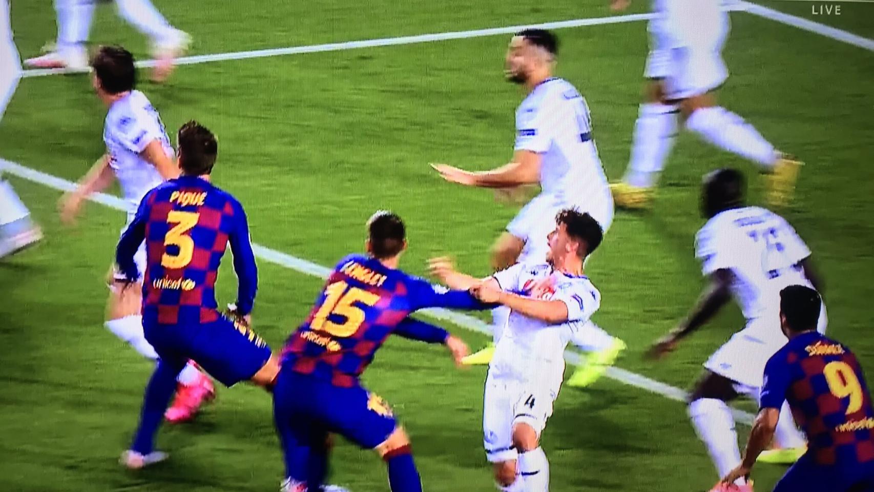 Clement Lenglet empujando a Diego Demme en el Barça - Nápoles