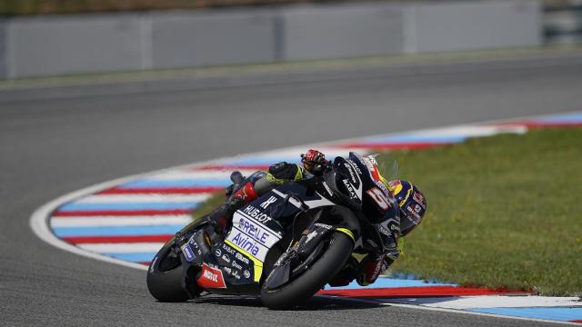 Johann Zarco traza un viraje en el circuito de Brno, en el Gran Premio de la República Checa.