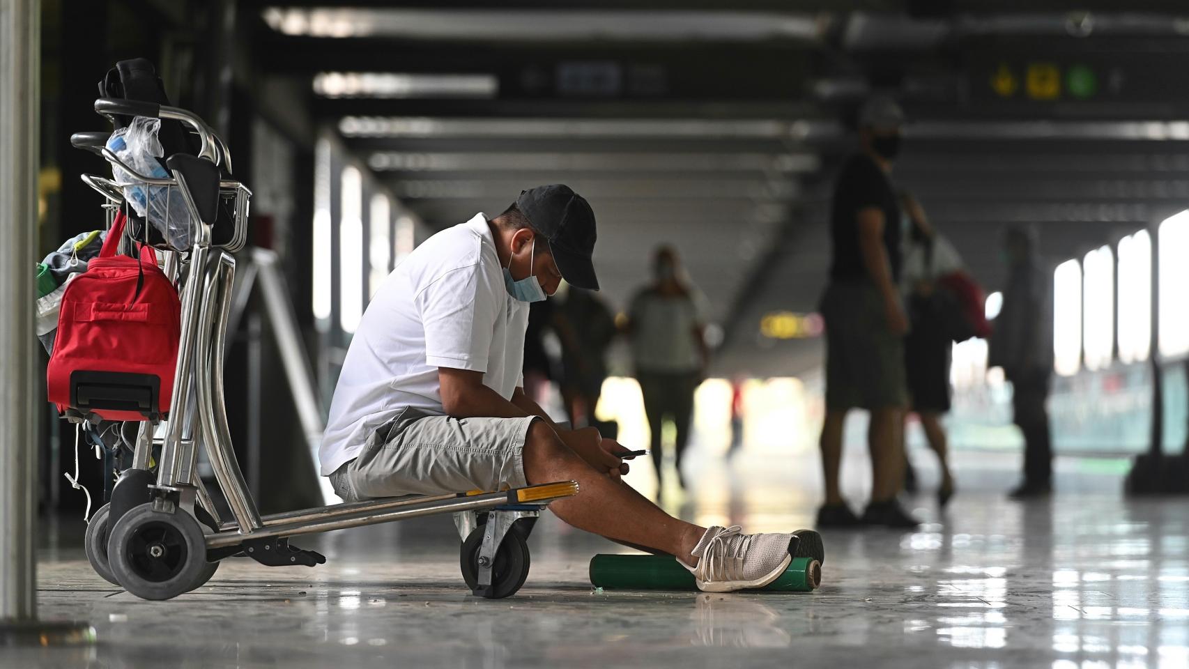 Un hombre espera en la terminal 4 del Aeropuerto de Barajas.
