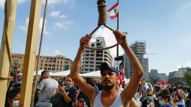 Enfrentamientos entre manifestantes y Policía frente al Parlamento en Beirut.