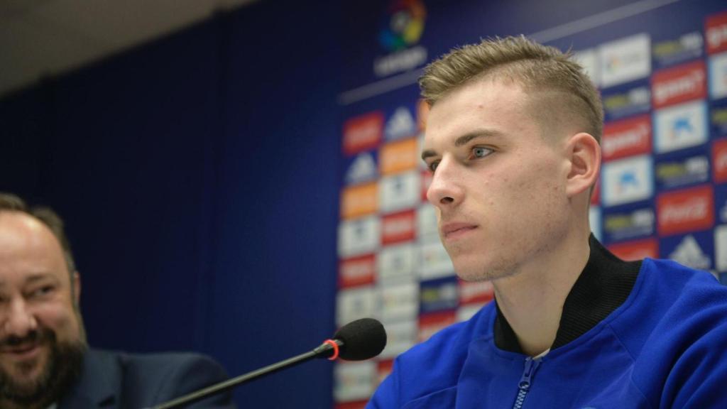 Lunin durante una rueda de prensa del Oviedo