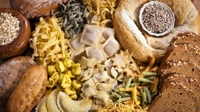 ¿Se deben evitar comer carbohidratos en la noche?