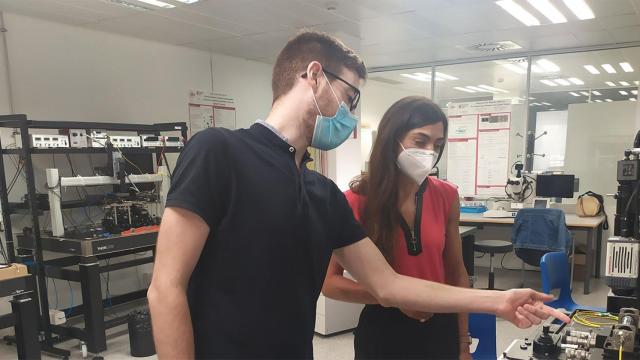Dos de los miembros de iPronics en su laboratorio.
