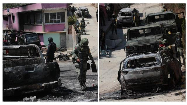 Miembros del Ejército mexicano  buscan en los restos de un enfrentamiento entre grupos armados.