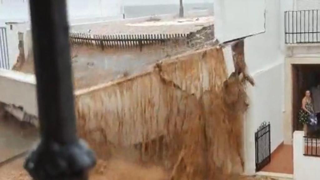 Momento en el que un muro se derrumba en Estepa.