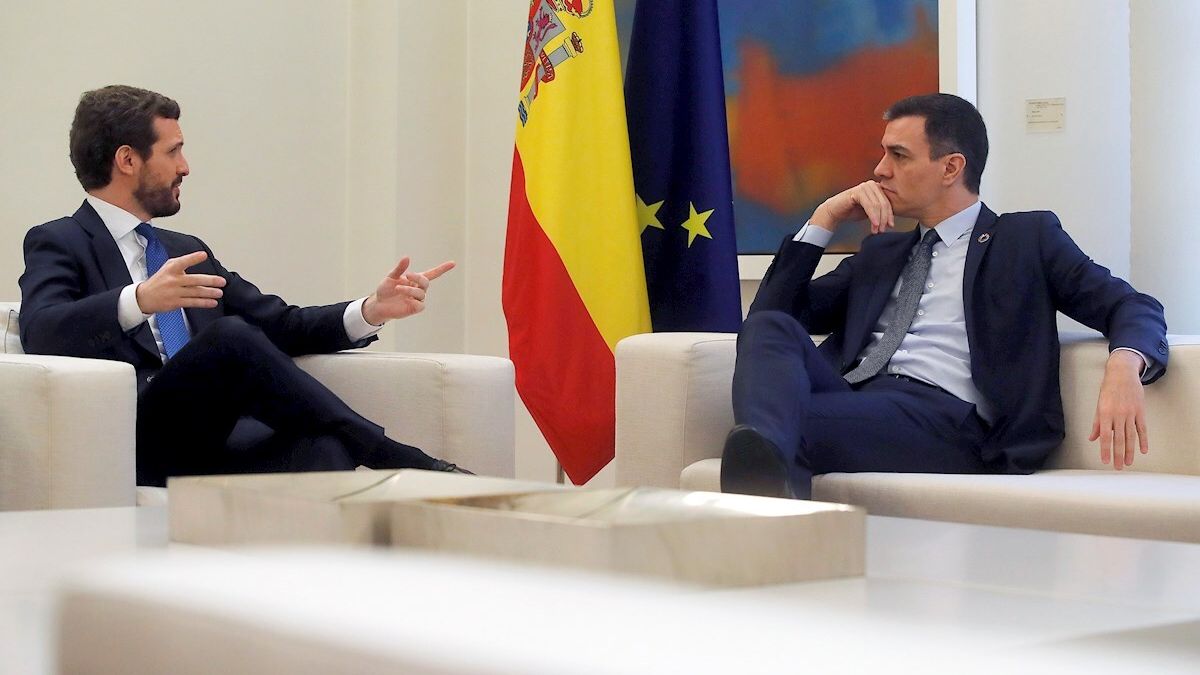 El presidente del Gobierno, Pedro Sánchez, en una reunión con el líder del PP, Pablo Casado.