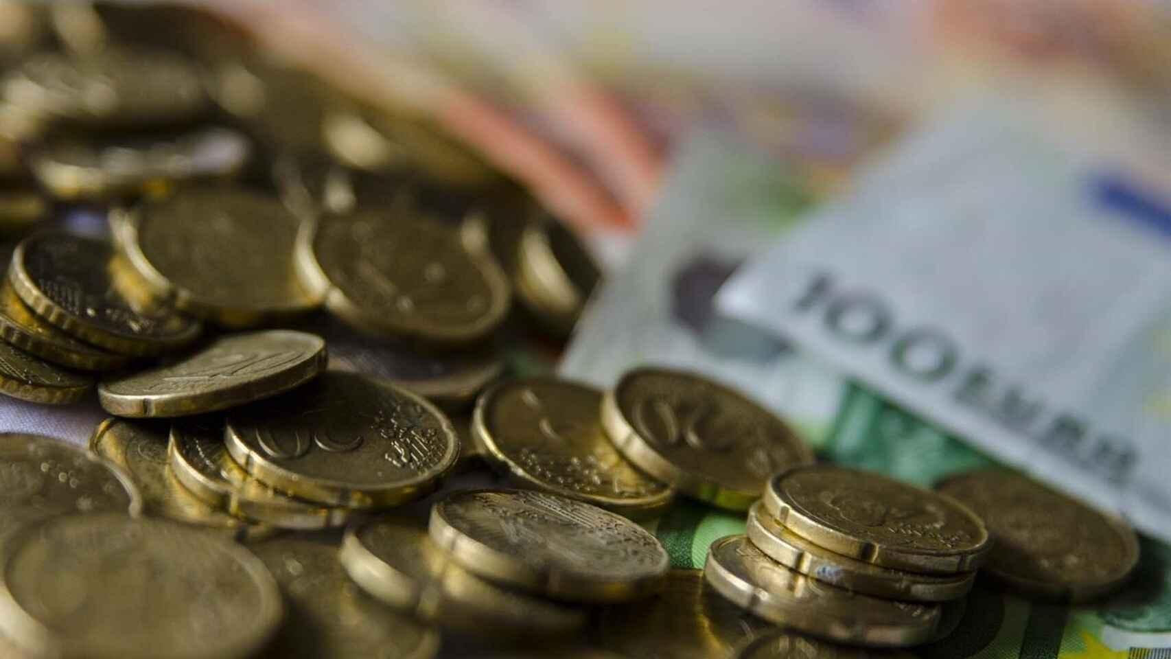 Monedas y billetes de euro de distintas denominaciones.