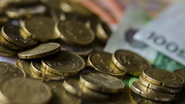 Monedas y billetes de euro de distintas denominaciones.