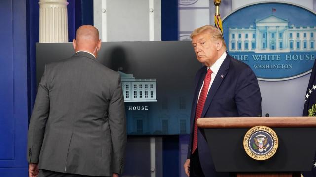 Un agente del Servicio Secreto saca a Donald Trump de la conferencia de prensa en la Casa Blanca.