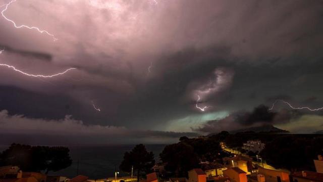Un hombre ha sido alcanzado por un rayo por la tormenta que ha tenido lugar en Madrid
