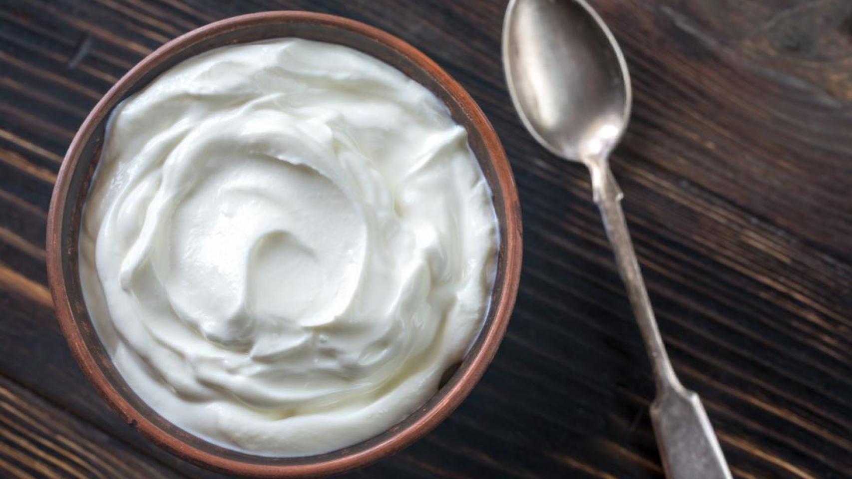 Yogur natural servido en bol.