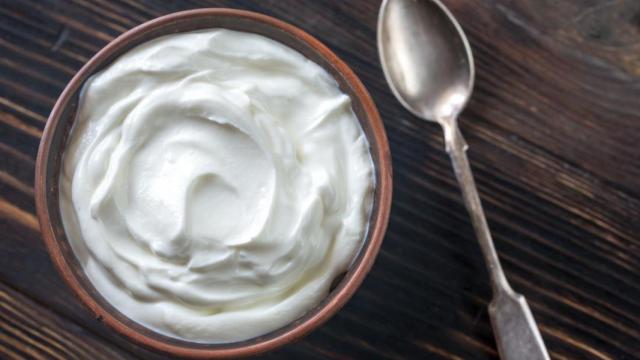 Yogur natural servido en bol.