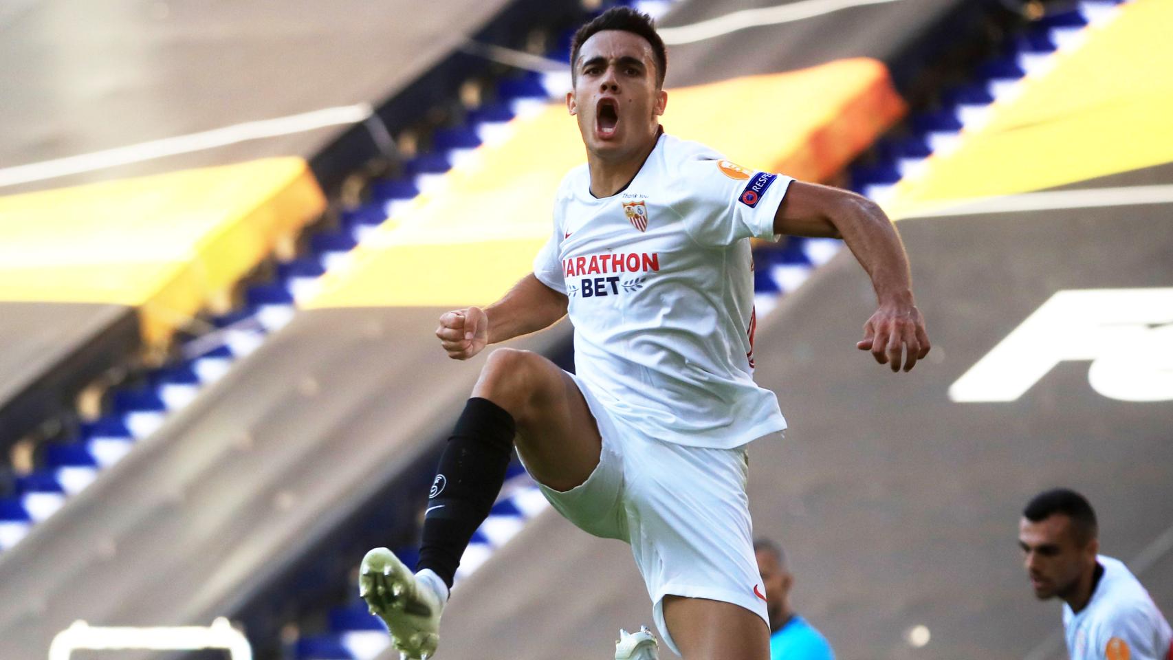 Reguilón celebra un gol con el Sevilla