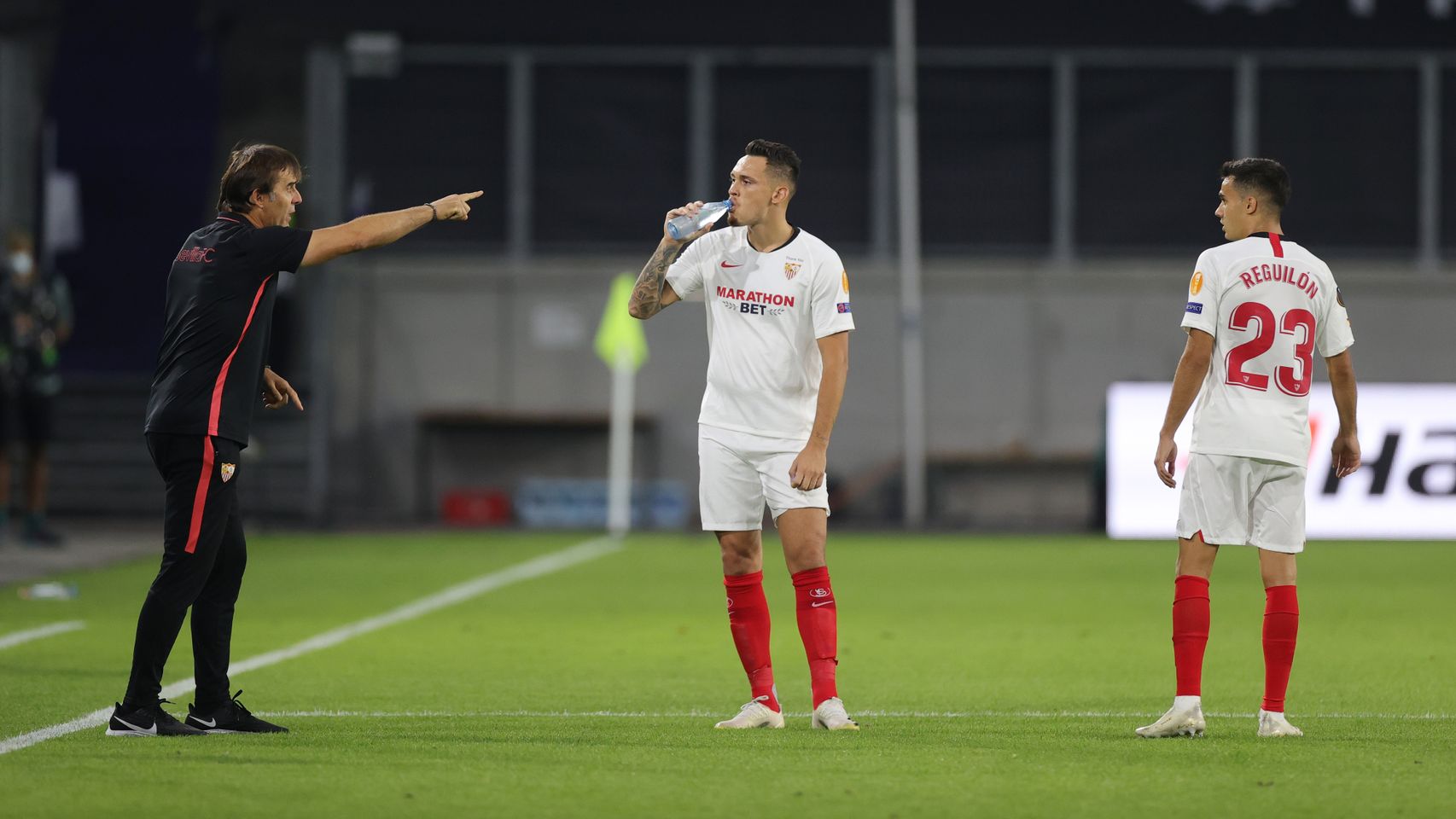 Reguilón recibe indicaciones de Lopetegui durante el partido del Sevilla