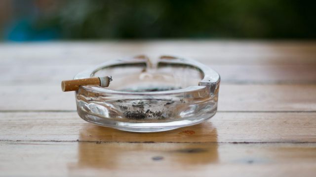 fumar cigarrillo tabaco terraza cenicero