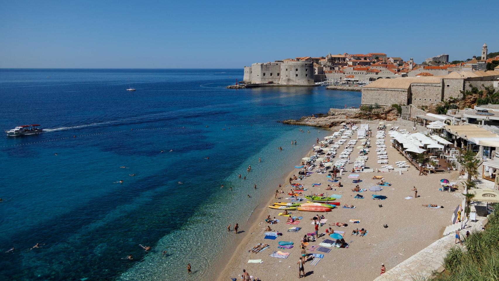 Gente en una playa de Dubrovnik el pasado mes de julio, durante la pandemia de coronavirus.