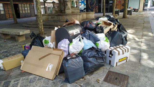 Basura en la plaza Álvaro Cebreiro.