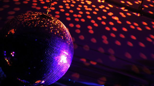 Sanidad prohíbe el tabaco en la calle y cierra discotecas en toda España