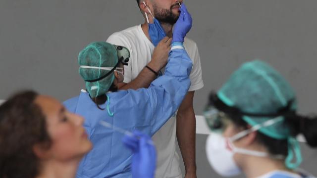 Una enfermera del Servicio Vasco de Salud Osakidetza realiza una prueba PCR este viernes.