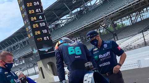 Fernando Alonso se monta en su coche