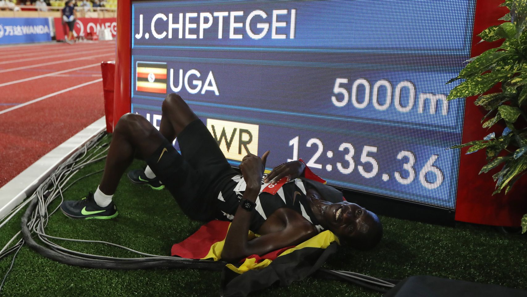 Joshua Cheptegei posa junto a su récord del mundo en el mitin de Mónaco de la Diamond League
