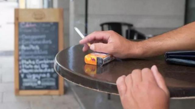 Un fumador en una terraza.