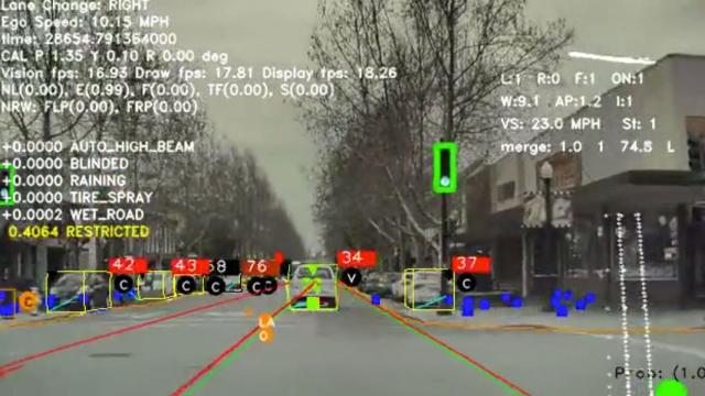 Imagen de una captura de vídeo que muestra los datos que recoge Tesla.