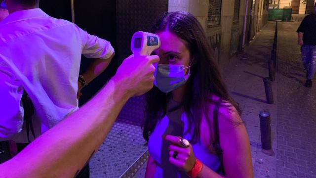 Toman la temperatura a una chica, a la entrada de una discoteca.
