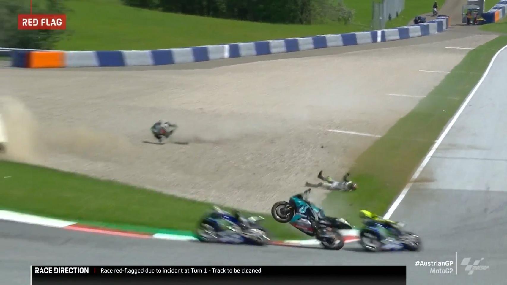 La moto de Franco Morbidelli pasando al lado de Maverick Viñales y Valentino Rossi