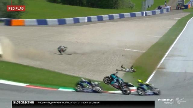 La moto de Franco Morbidelli pasando al lado de Maverick Viñales y Valentino Rossi