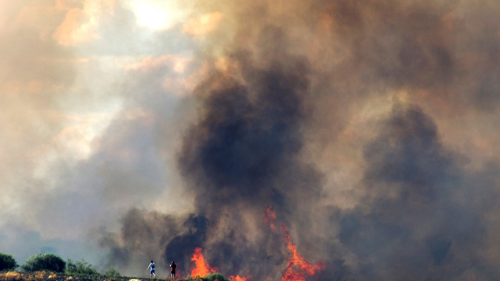 La UME y otros medios trabajan para extinguir el incendio de Zamora, que sigue activo
