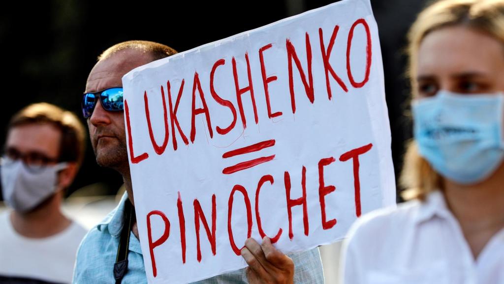 Una pancartas vista en una manifestación convocada por la oposición.