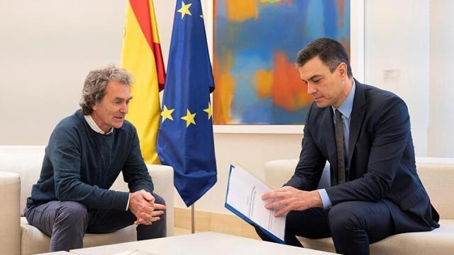 Fernando Simón, a la izquierda, junto a Pedro Sánchez.