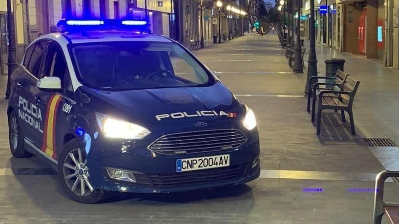 Un coche de la Policía Nacional en una calle de Logroño.