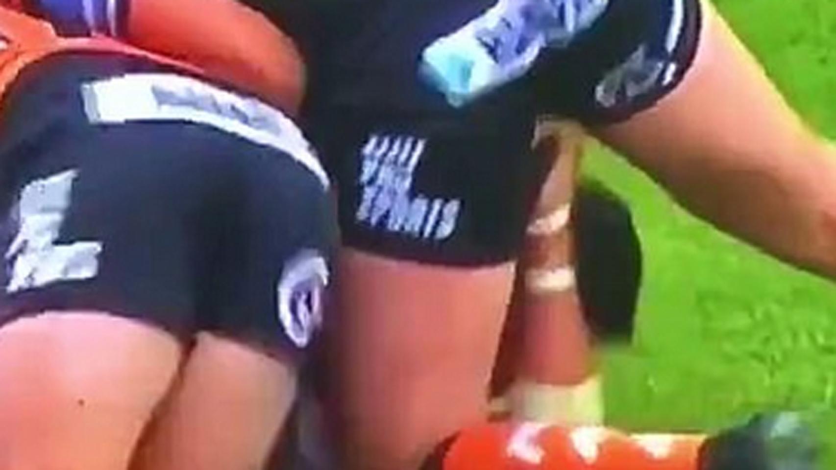 Tommy Makinson agarra de los testículos a Liam Watts en el partido entre St Helens y Castleford