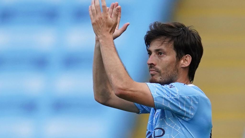 David Silva aplaudiendo durante un partido con el Manchester City